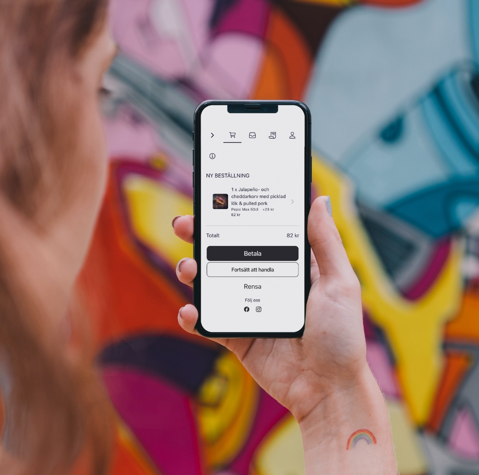 Hand med mobil lägger order, PubQ