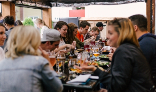 Människor på restaurang