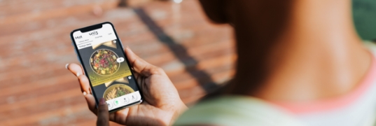 Kvinna med skräddarsydd app